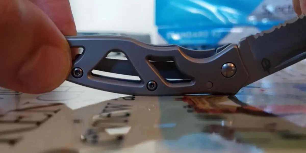How to Close a Gerber Knife