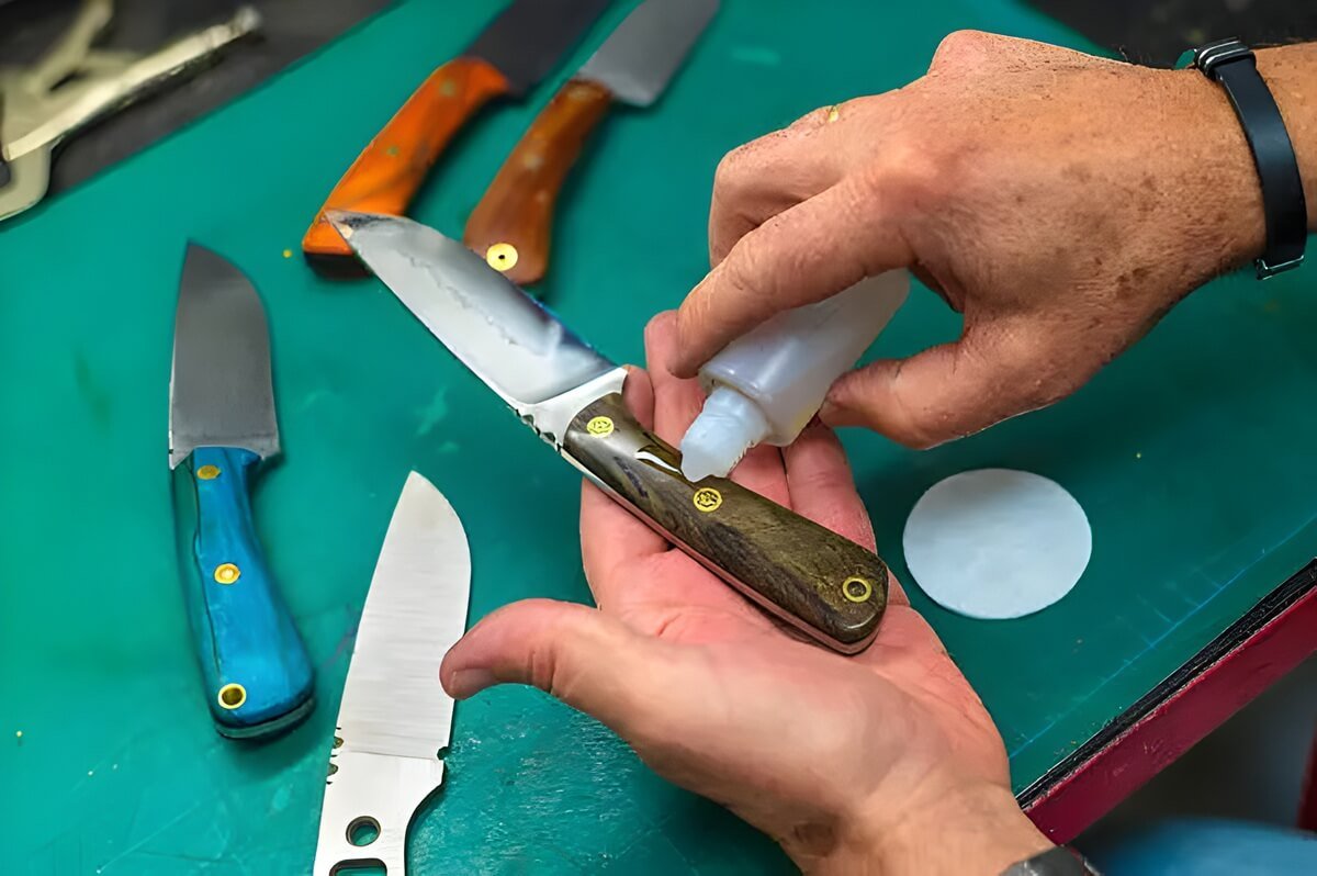 Oiling high carbon steel kitchen knife.jpg